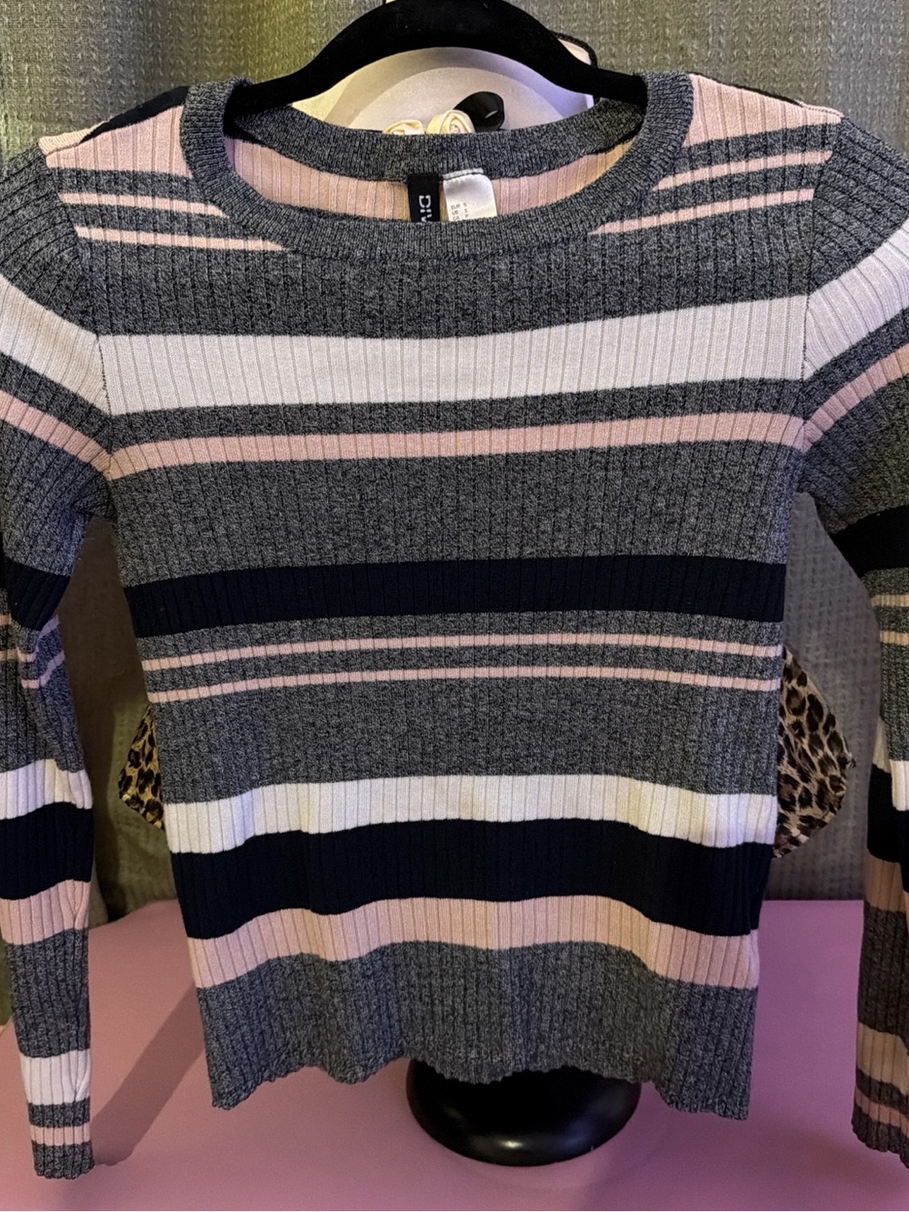 H&M Ribbed Crewneck Sweater in Gray, Pink & White